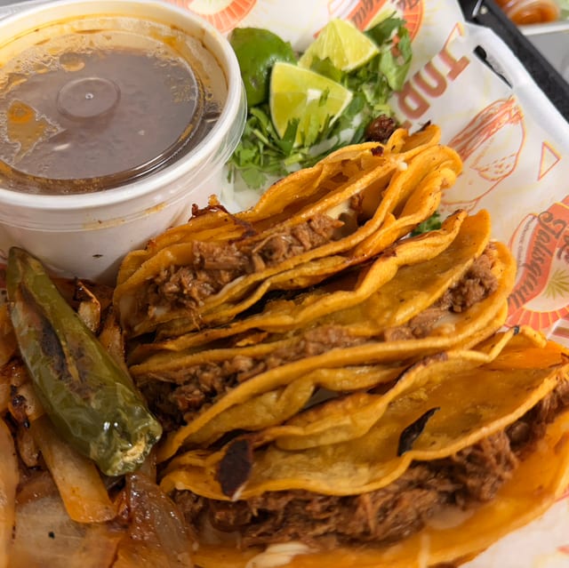 3 birria taco crunchy c/consome.